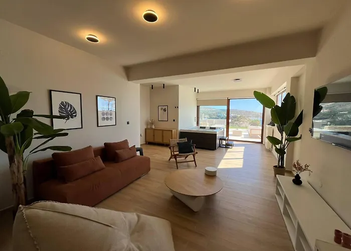 Seawave With Heated Pools, By Hellocrete Villa