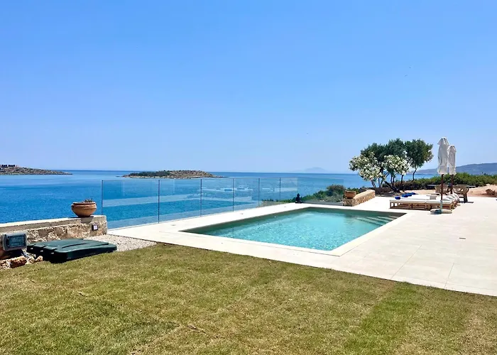 Seawave With Heated Pools, By Hellocrete Villa Hanya