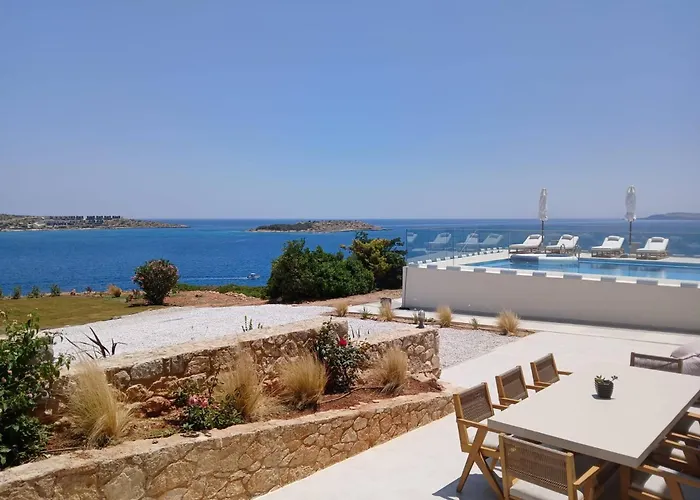 Seawave With Heated Pools, By Hellocrete Villa