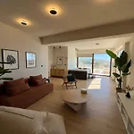 Seawave With Heated Pools, By Hellocrete Villa