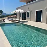 Seawave With Heated Pools, By Hellocrete Villa