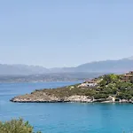 Seawave With Heated Pools, By Hellocrete Villa