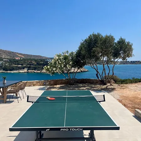 Seawave Villas, By Hellocrete Vila *