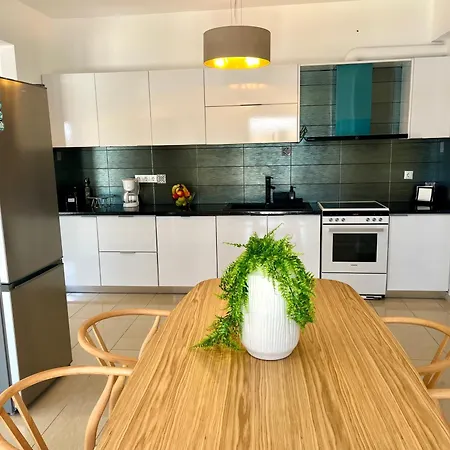 Seawave Villas, By Hellocrete Villa *