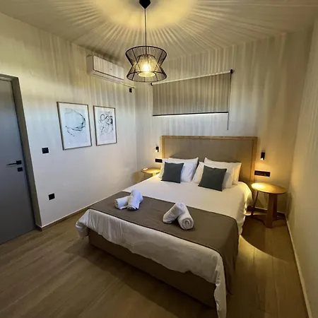 Seawave With Heated Pools, By Hellocrete Villa