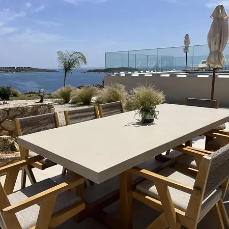 Seawave With Heated Pools, By Hellocrete Villa
