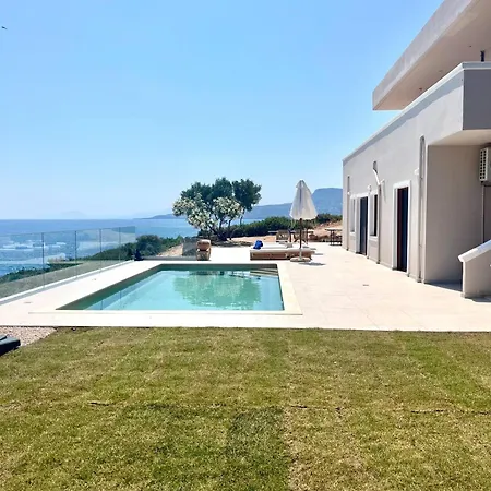 Seawave Villas, By Hellocrete Villa