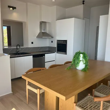 Seawave Villas, By Hellocrete Villa *