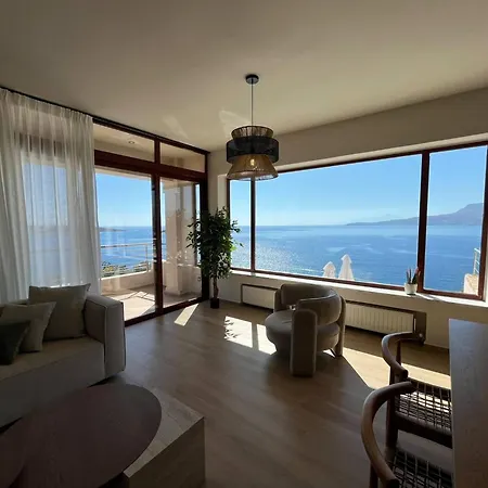 Seawave Villas, By Hellocrete Villa