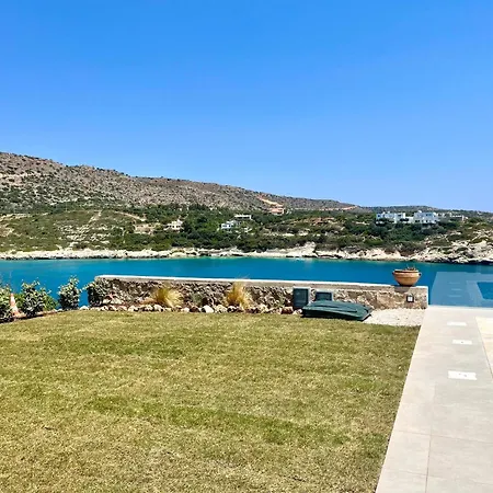 Seawave Villas, By Hellocrete Villa *