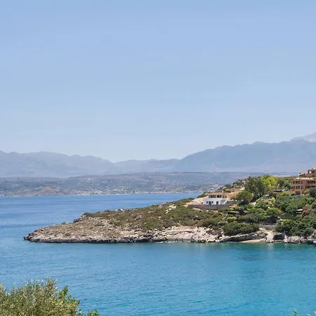 Seawave Villas, By Hellocrete Villa