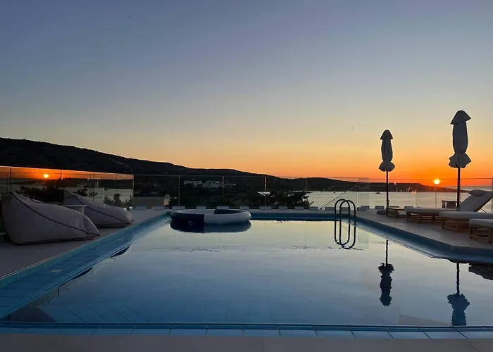 Seawave With Heated Pools, By Hellocrete 干尼亞