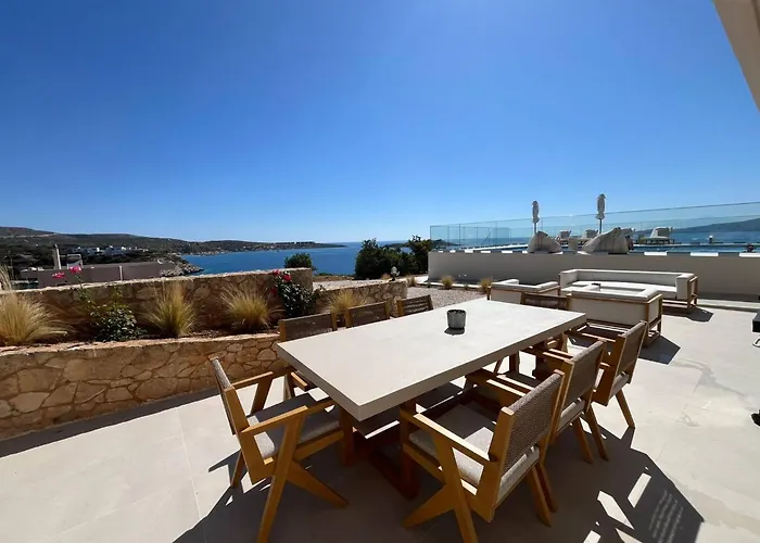 Seawave With Heated Pools, By Hellocrete Villa Hanya